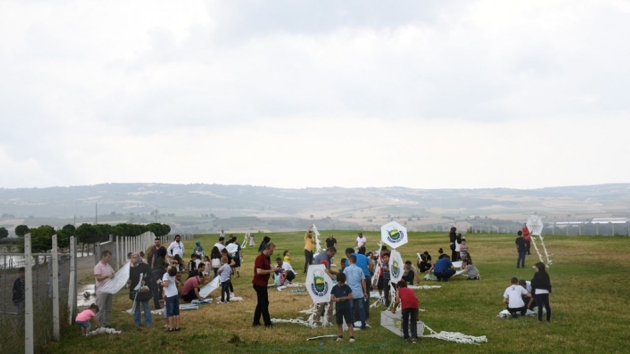 BABALAR GÜNÜ UÇURTMA ŞENLİĞİ İLE KUTLANDI