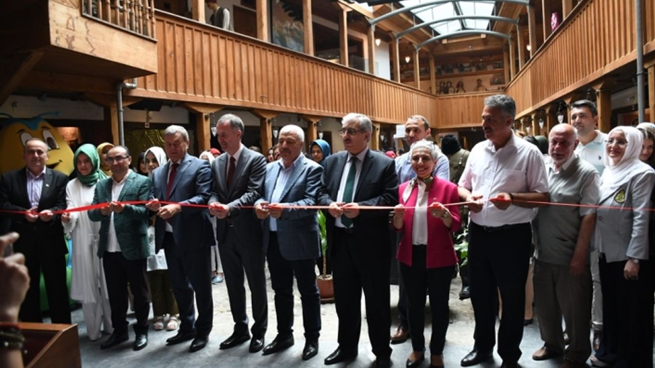 GERİ DÖNÜŞÜM MALZEMELERİ ÇOCUKLARA OYUNCAK OLDU