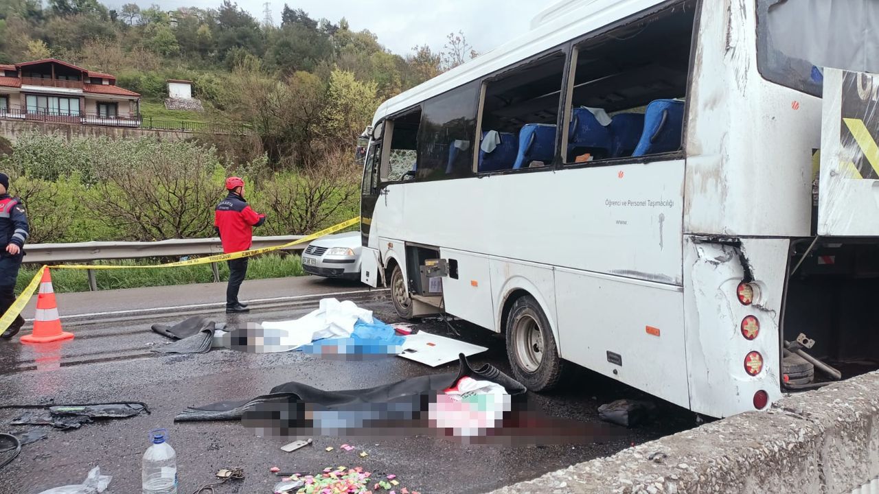 Kontrolden çıkan işçi servisi beton bariyerlere çarptı