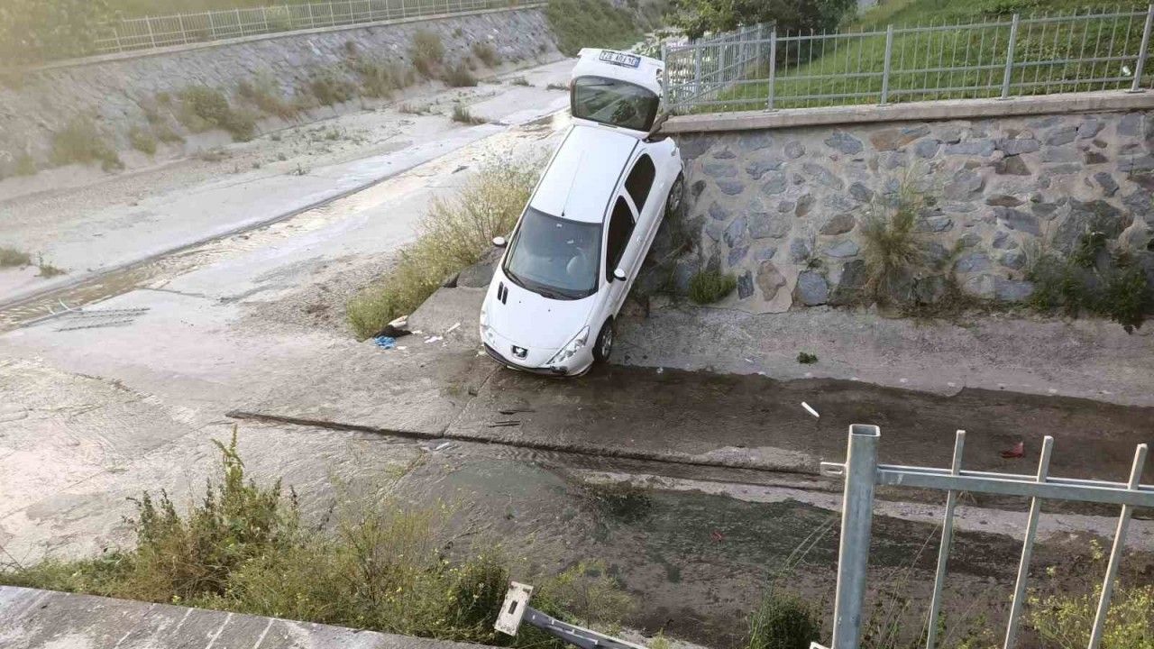 Park alanından çıkarken dere yatağına uçtu: 4 yaralı