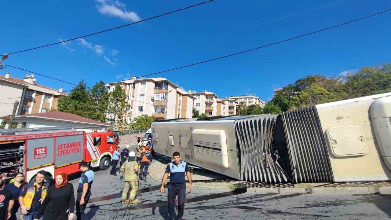 Başakşehir Güvercintepe’de İETT otobüsü rampada devrildi. Olay yerine çok sayıda ambulans ve itfaiye ekibi sevk edilirken, yolcular otobüsten tahliye edildi. Yaralı yolcular, ambulanslarla hastaneye sevk edildi.