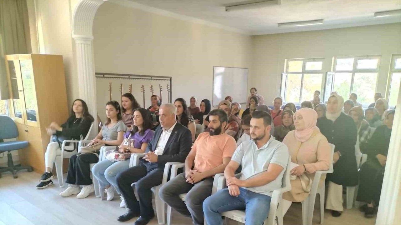 Çalıştay programında fikir alışverişi yapılarak öğrenciler ön planda tutuldu