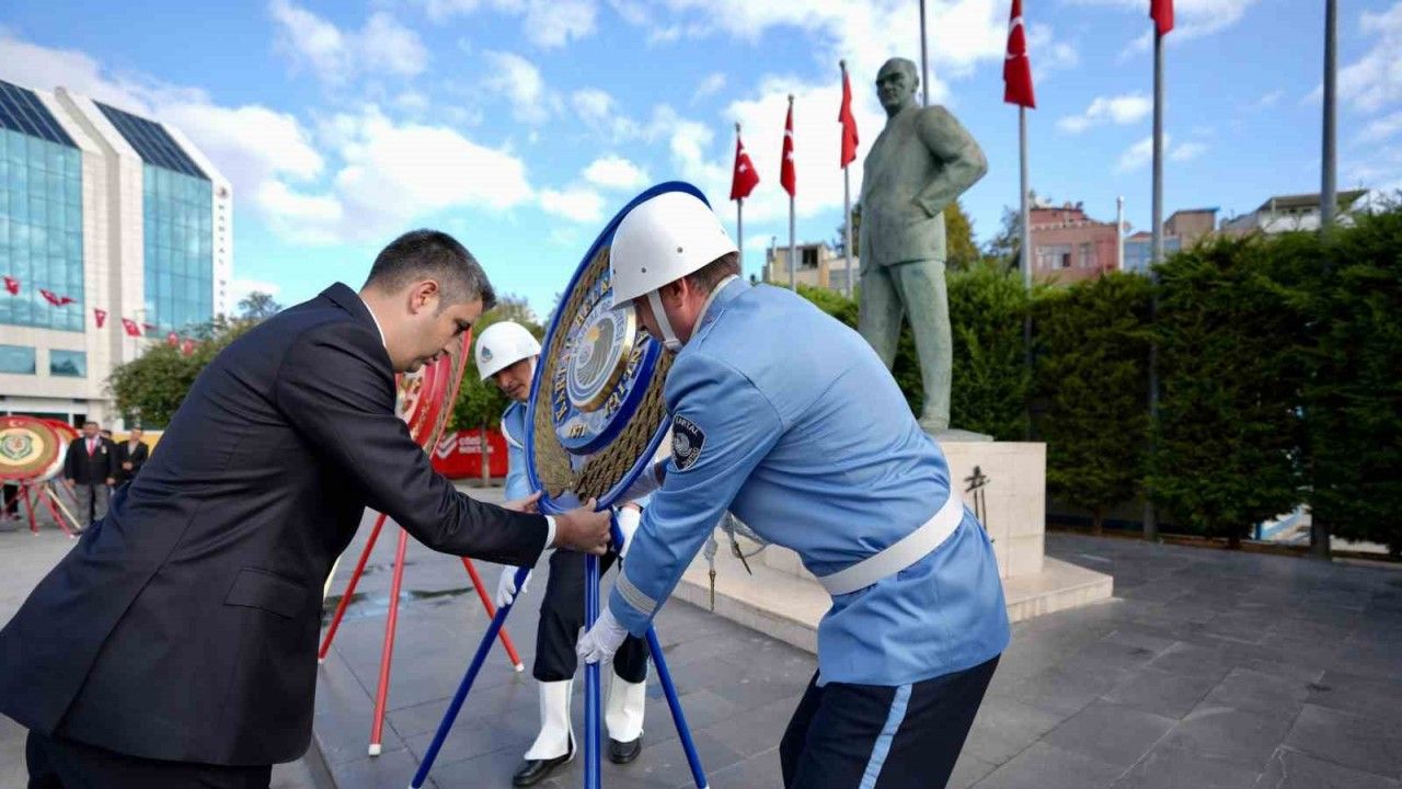 Gaziler Günü’nde Kartal’da Atatürk Anıtı’na çelenk sunuldu