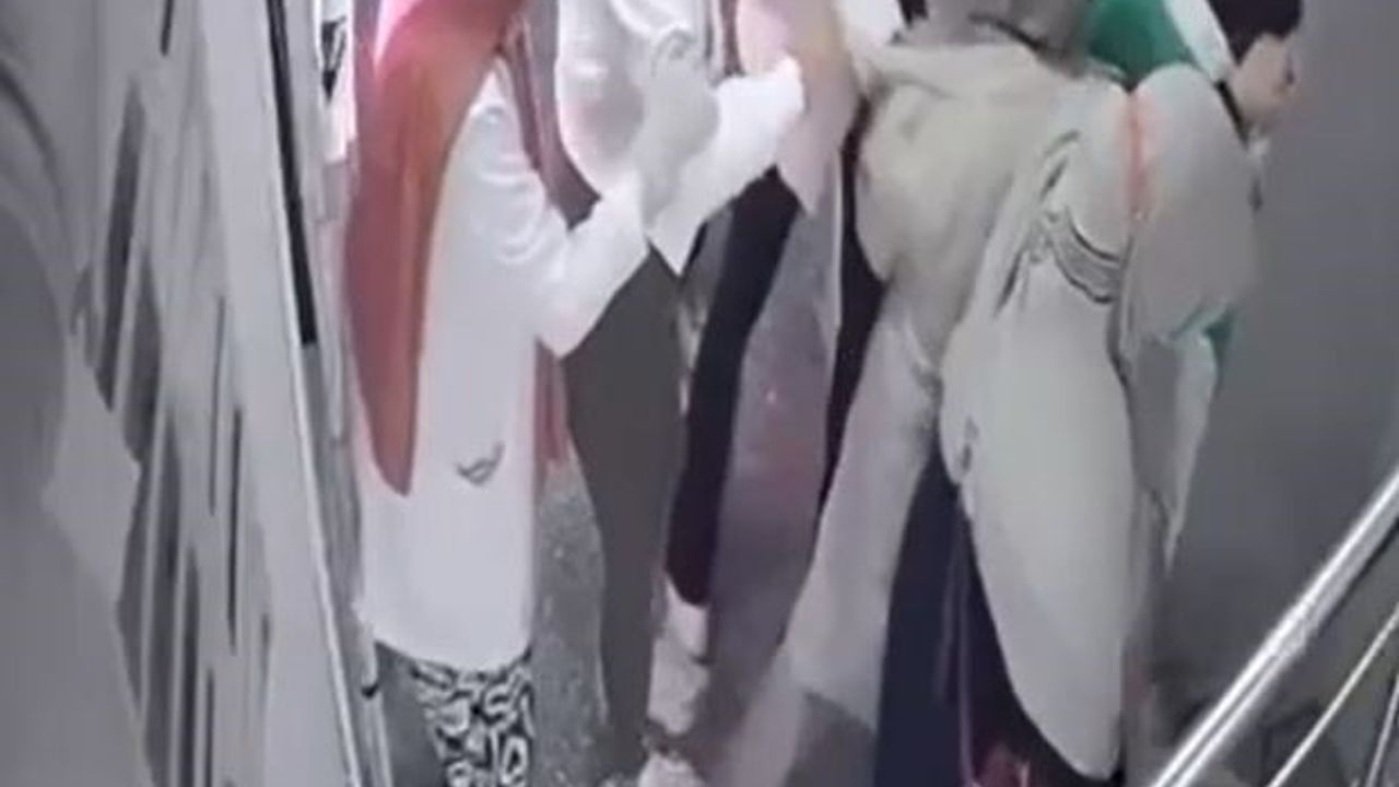 Esenyurt’ta güzellik merkezinde kadınların saç saça baş başa kavgası