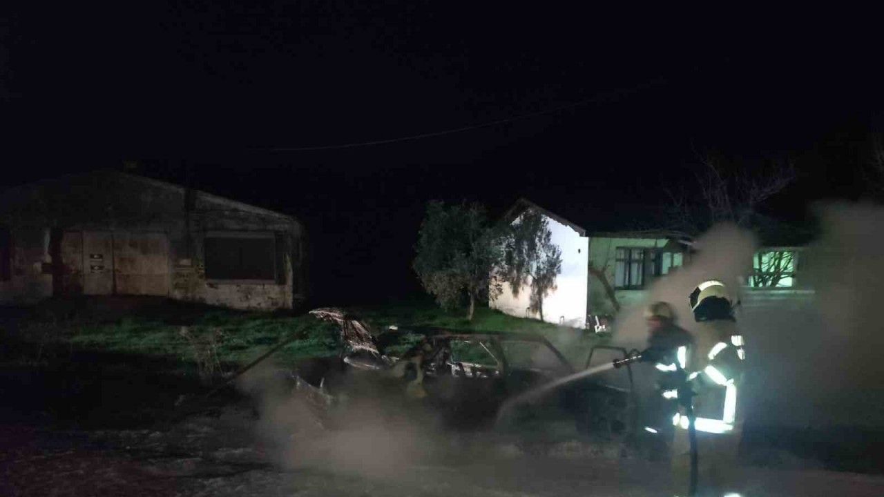 Elektrik kontağından çıkan yangın aracı küle çevirdi