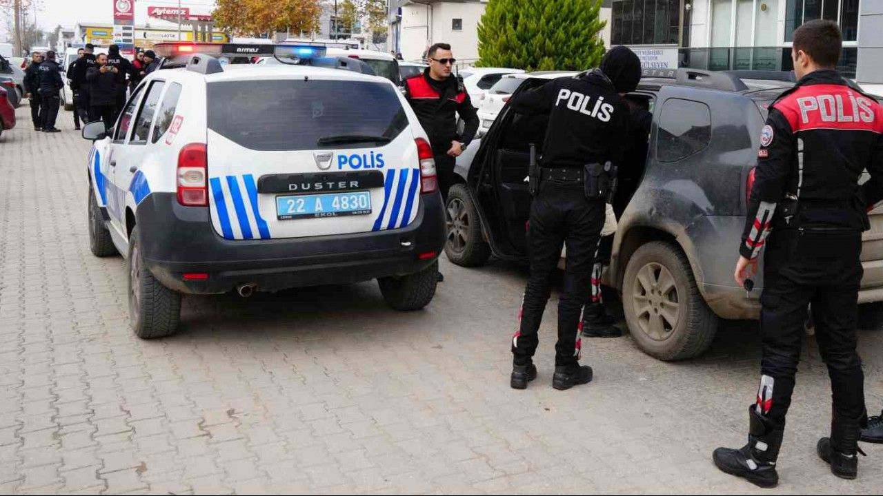 Polisten kaçmaya çalışan 3 şüpheli kıskıvrak yakalandı