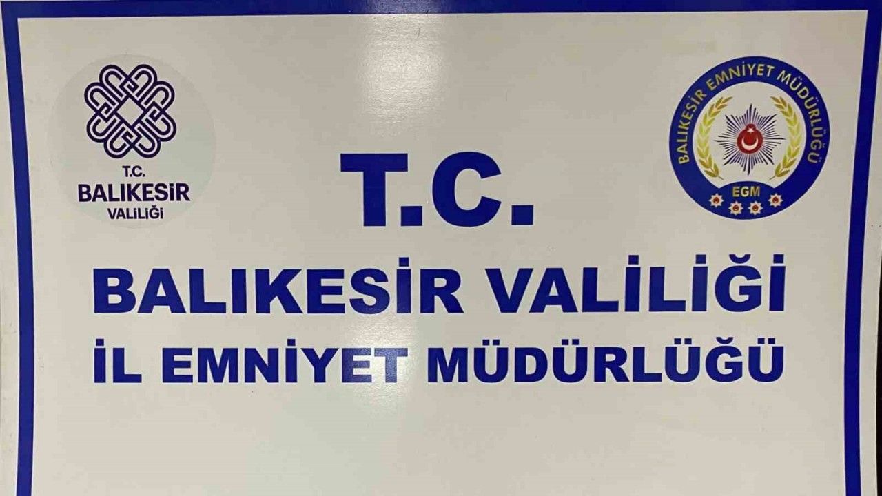Otomobille polisten kaçan şahıslarda uyuşturucu ve tarihi eser çıktı