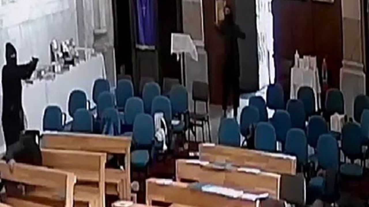 Sarıyer’de Santa Maria Kilisesi’nde yaşanan silahlı saldırı güvenlik kamerasına yansıdı. Görüntülerde ayin sırasında kiliseye giren iki kişi, içeride ateş ediyor. Şahıslar saldırının ardından kiliseden kaçarak uzaklaşıyor.