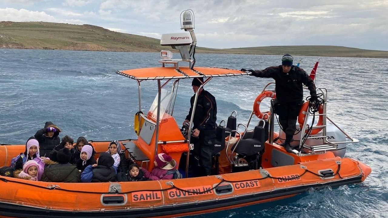 Ayvalık açıklarında mahsur kalan 27 düzensiz göçmen kurtarıldı