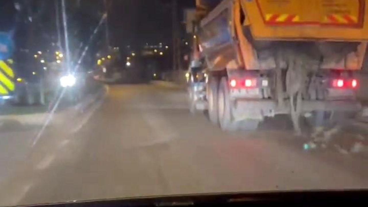 İBB’ye ait hafriyat kamyonun kapağı açık kalınca caddeye düşen taş parçalar tehlike saçtı: O anlar kamerada