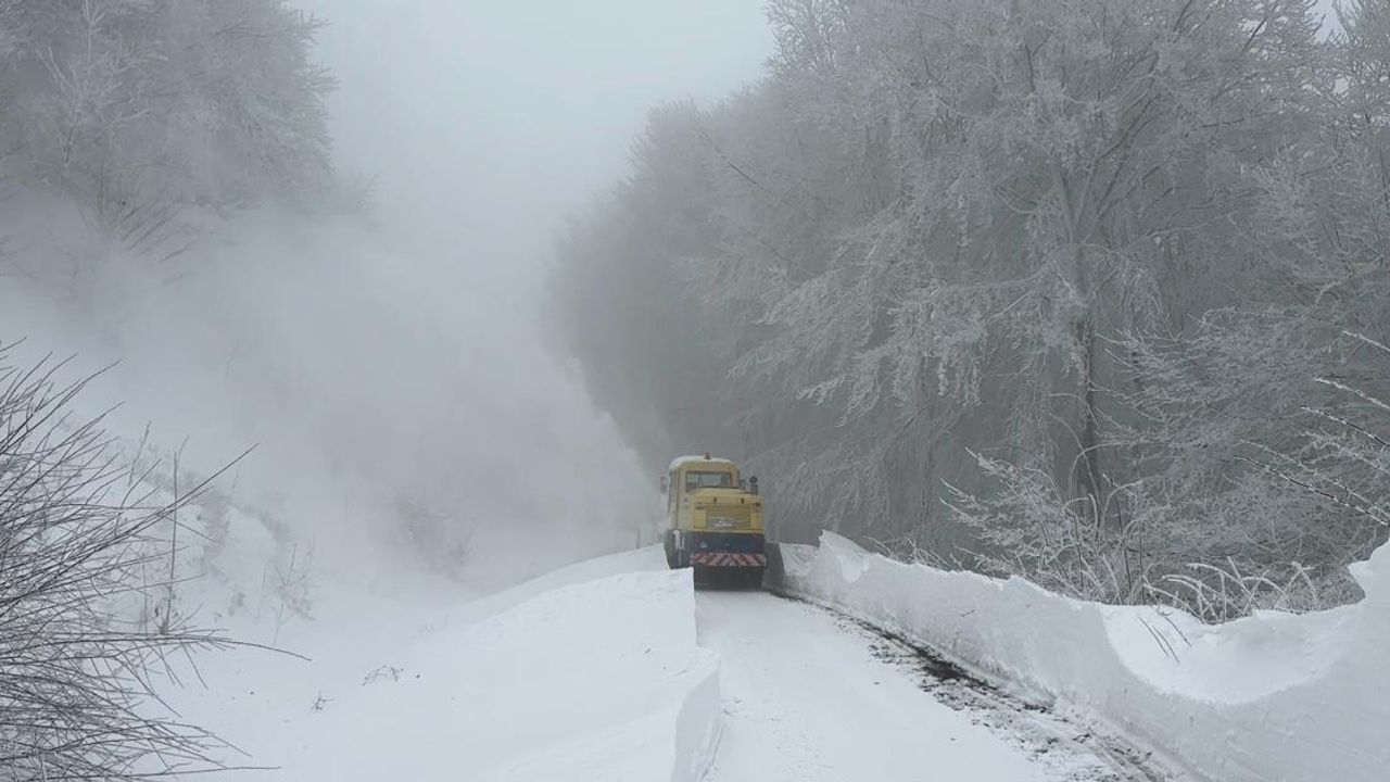 Kırklareli’nde kardan kapanan köy yolları açıldı