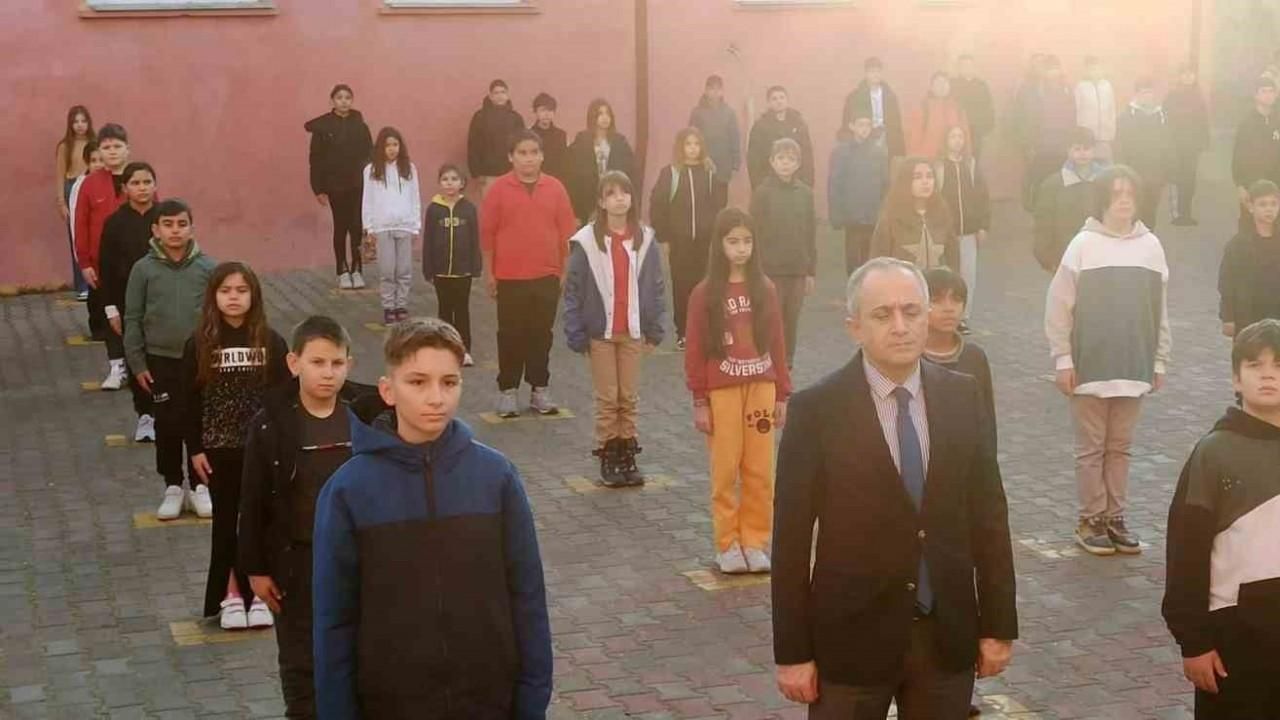 Pehlivanköy’deki okullarda depremde hayatını kaybedenler için saygı duruşunda bulunuldu