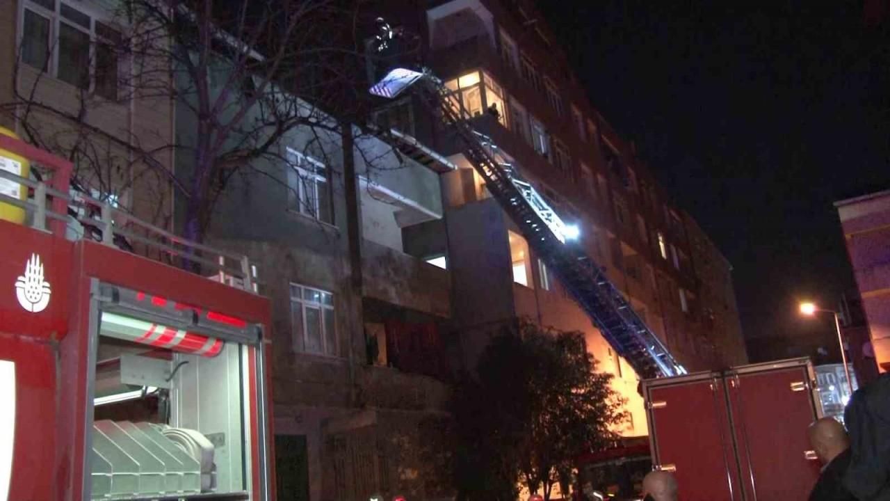Pendik’te 3 katlı binanın çatısı alev alev yandı
