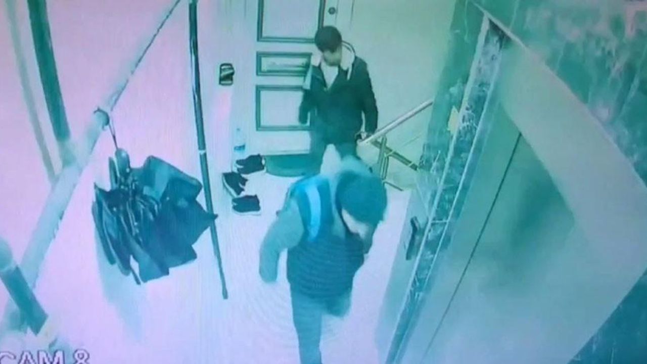 Sultangazi’de 2 ayakkabı hırsızı kamerada: Çaldıkları ayakkabıları sırt çantasına koyup kaçtılar