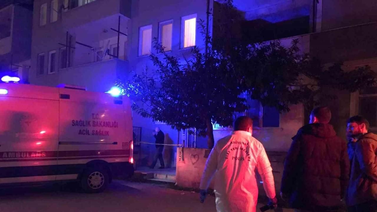 Yatağa bağlı babasının gözü önünde komşusu tarafından öldürüldü