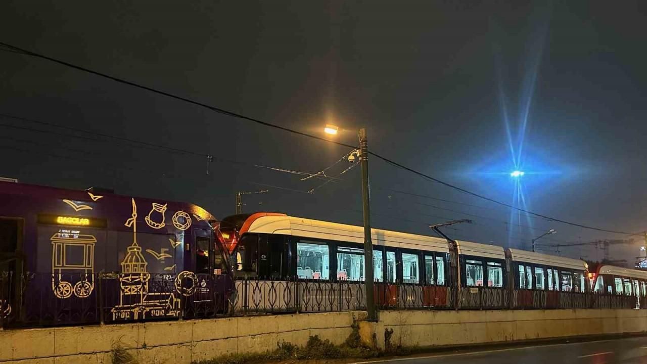 Zeytinburnu’nda iki tramvay kafa kafaya çarpıştı: 1 yaralı