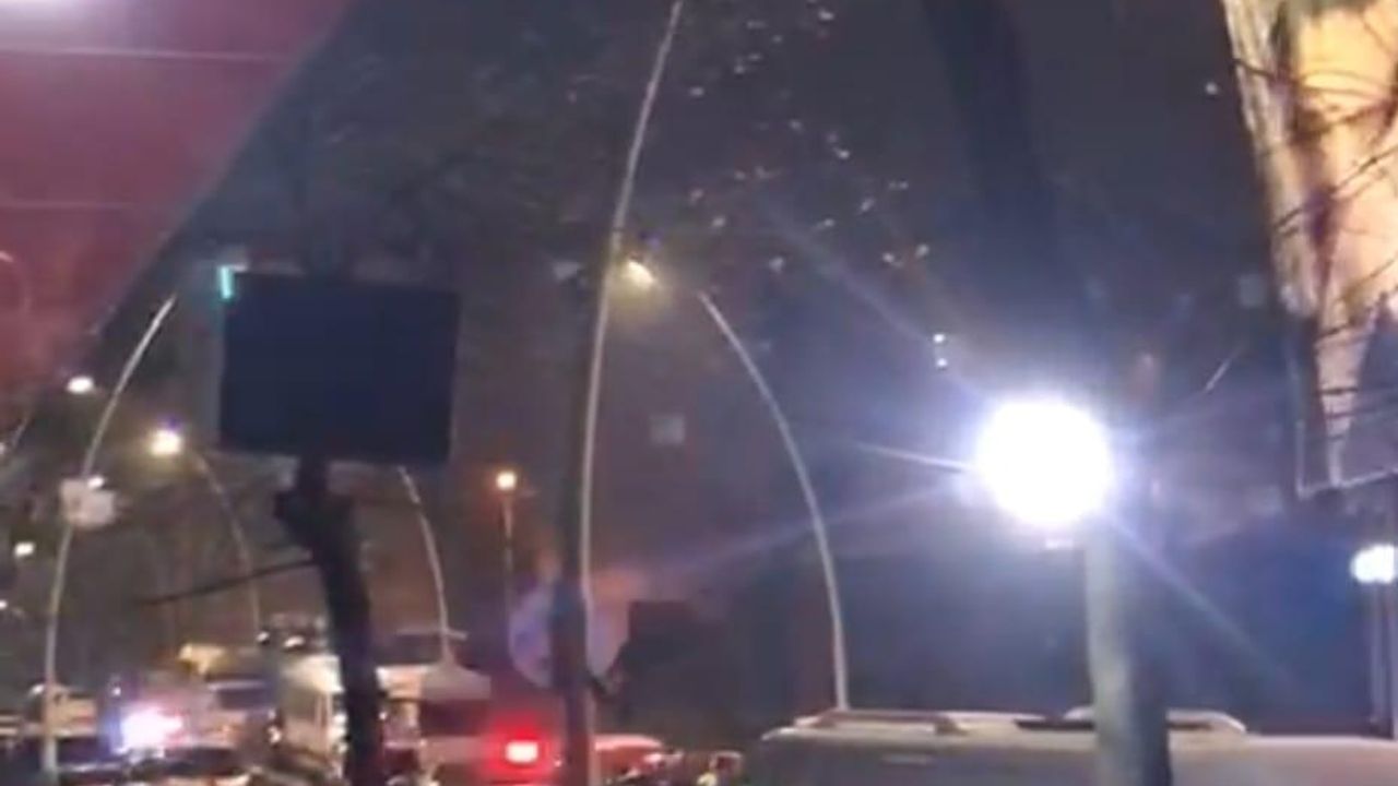 Sultangazi’de havaya ateş açan şüpheliler, polisten kaçarken kaza yapıp kayıplara karıştı