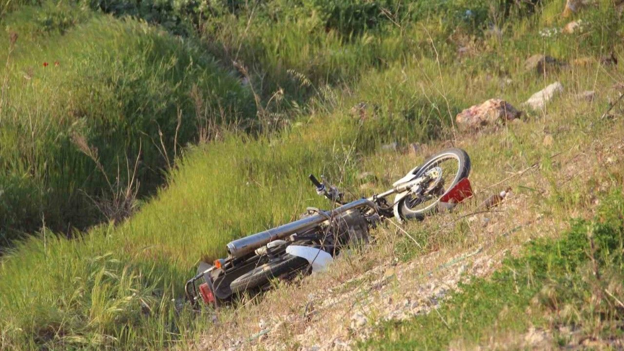 Bariyerlere çarpan motosiklet dere yatağına uçtu: 2 genç hayatını kaybetti