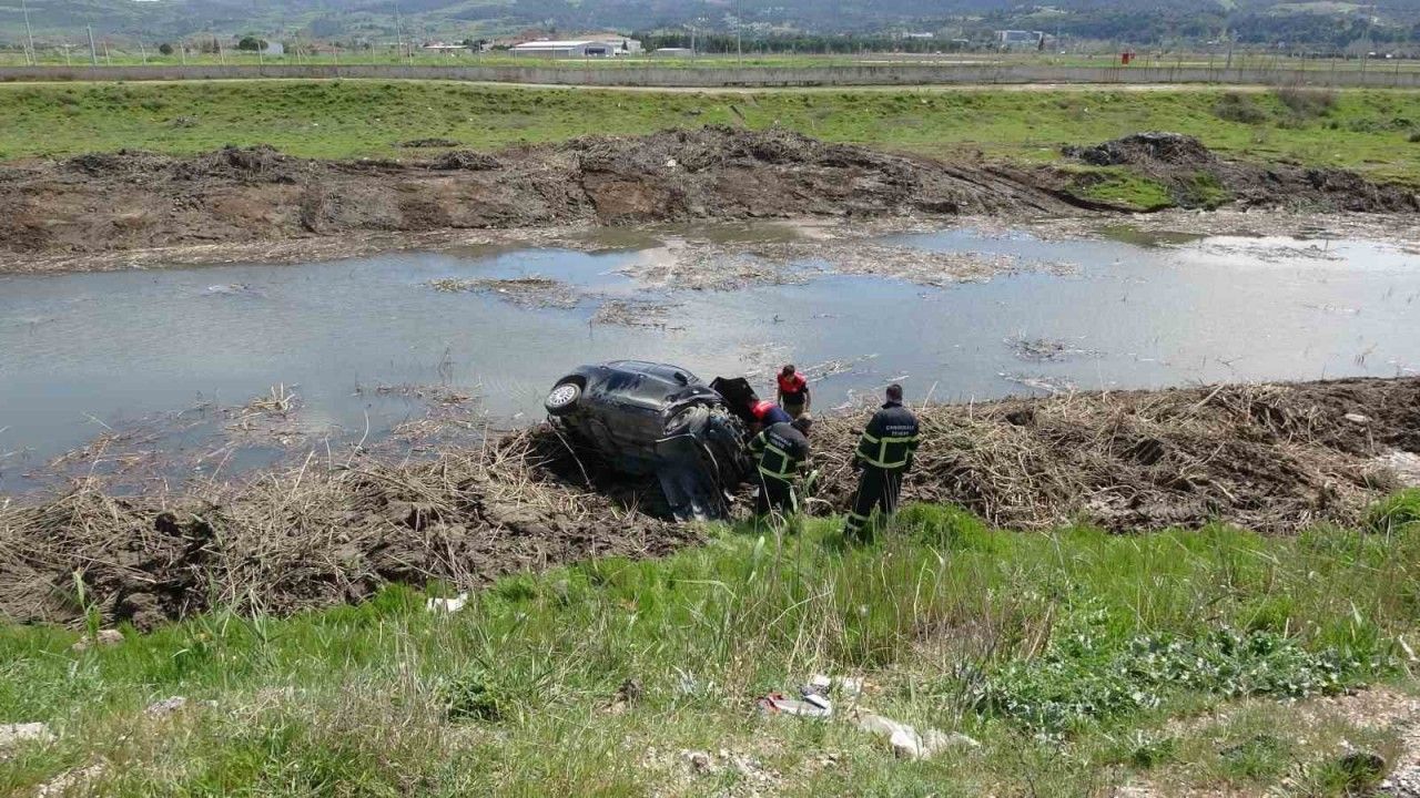 Çanakkale’de sürücü direksiyon hakimiyetini, otomobil çay yatağına uçtu