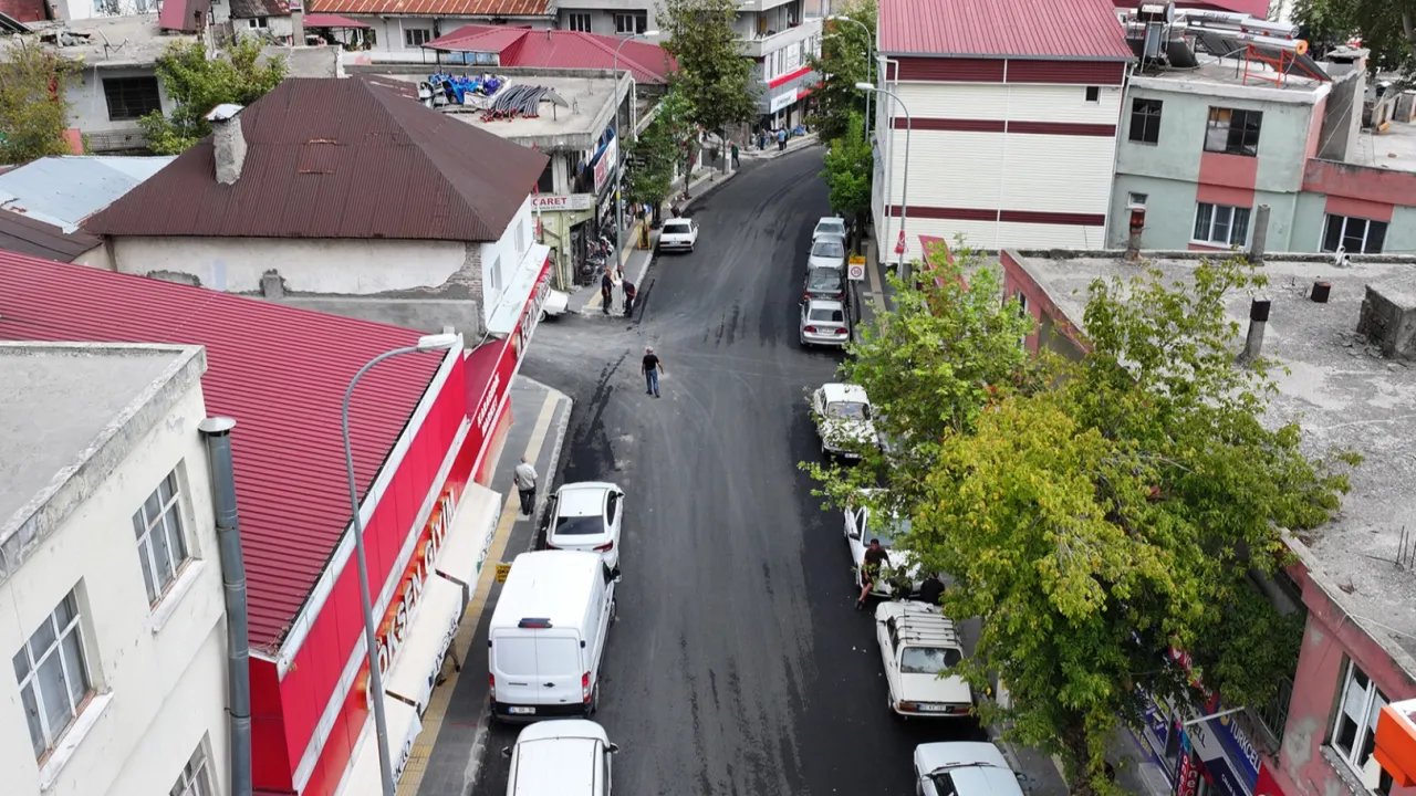 Kahramanmaraş Büyükşehir Andırın’da asfalt atağına devam ediyor