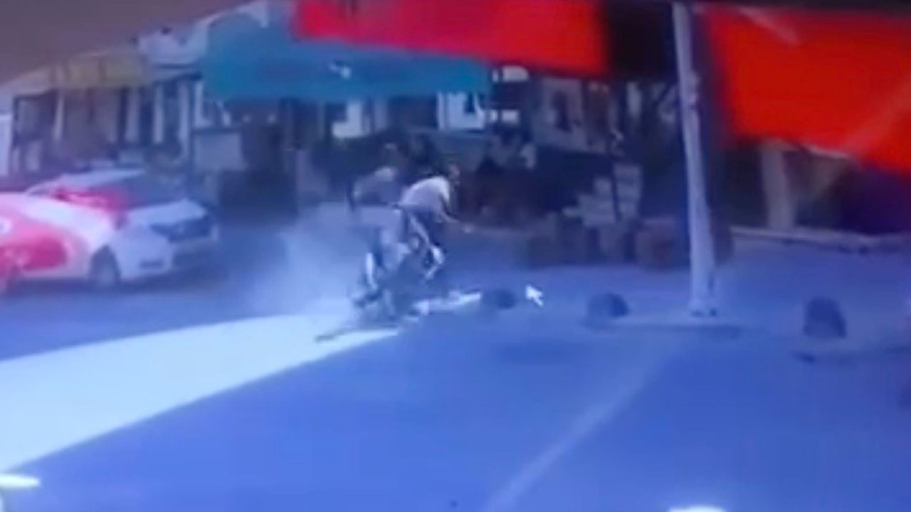 Arnavutköy’de polisten kaçan motosikletlilerin kaza yaptığı an kamerada