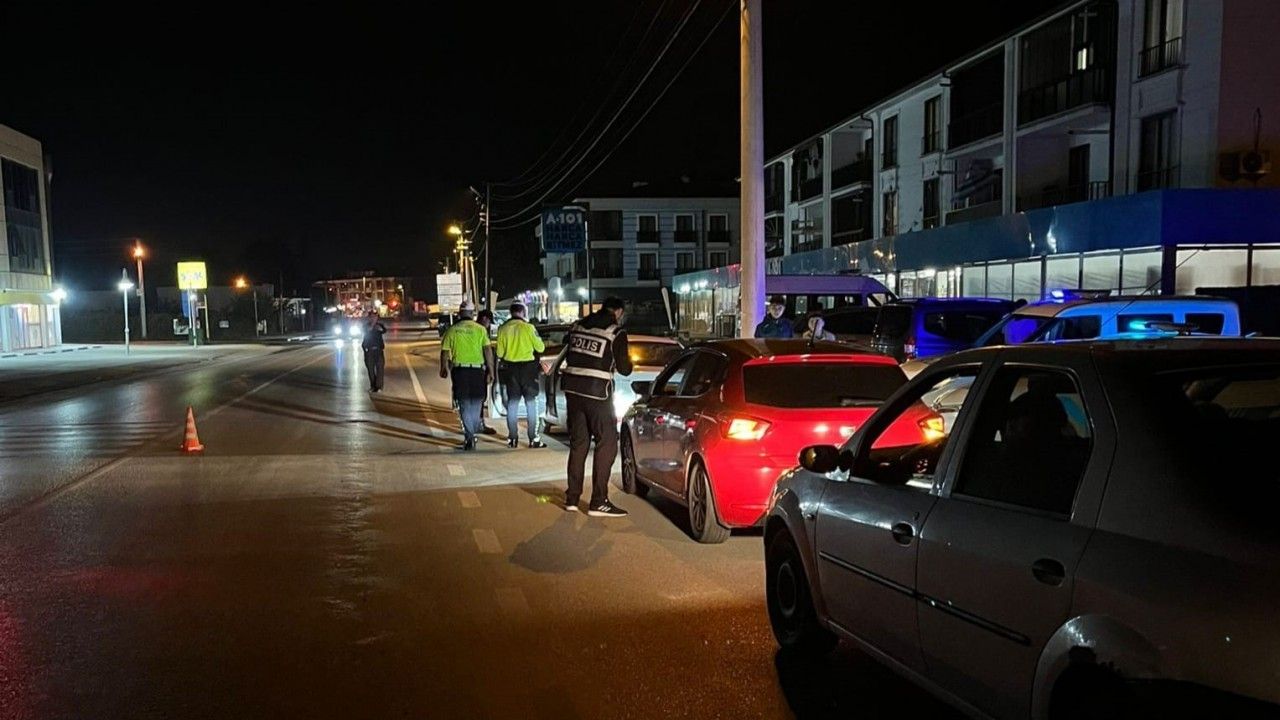 Sakarya’da polisten şok uygulama: 2 şahıs yakalandı, ruhsatsız 5 tabanca ele geçirildi