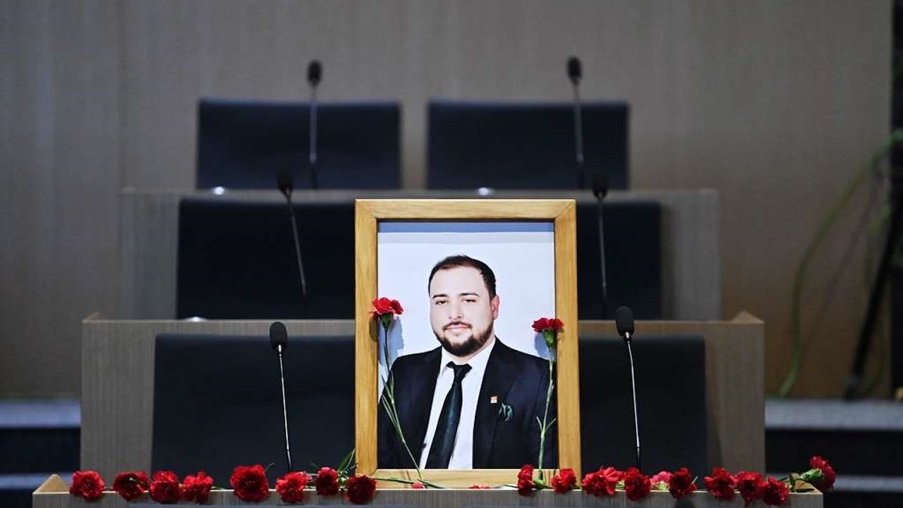 Silahlı saldırıda ölen belediye meclis üyesinin fotoğrafı mecliste oturduğu sıraya konuldu