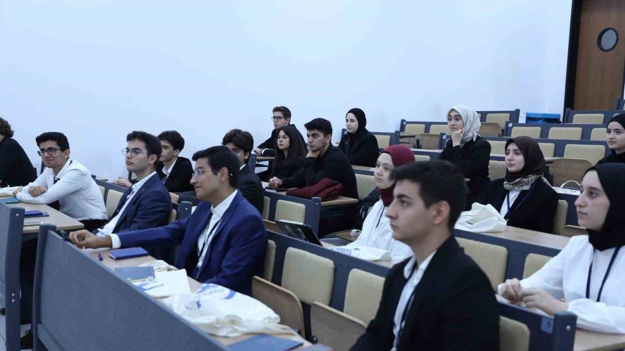 Liseli gençler merkez mecliste gündemi değerlendirdi