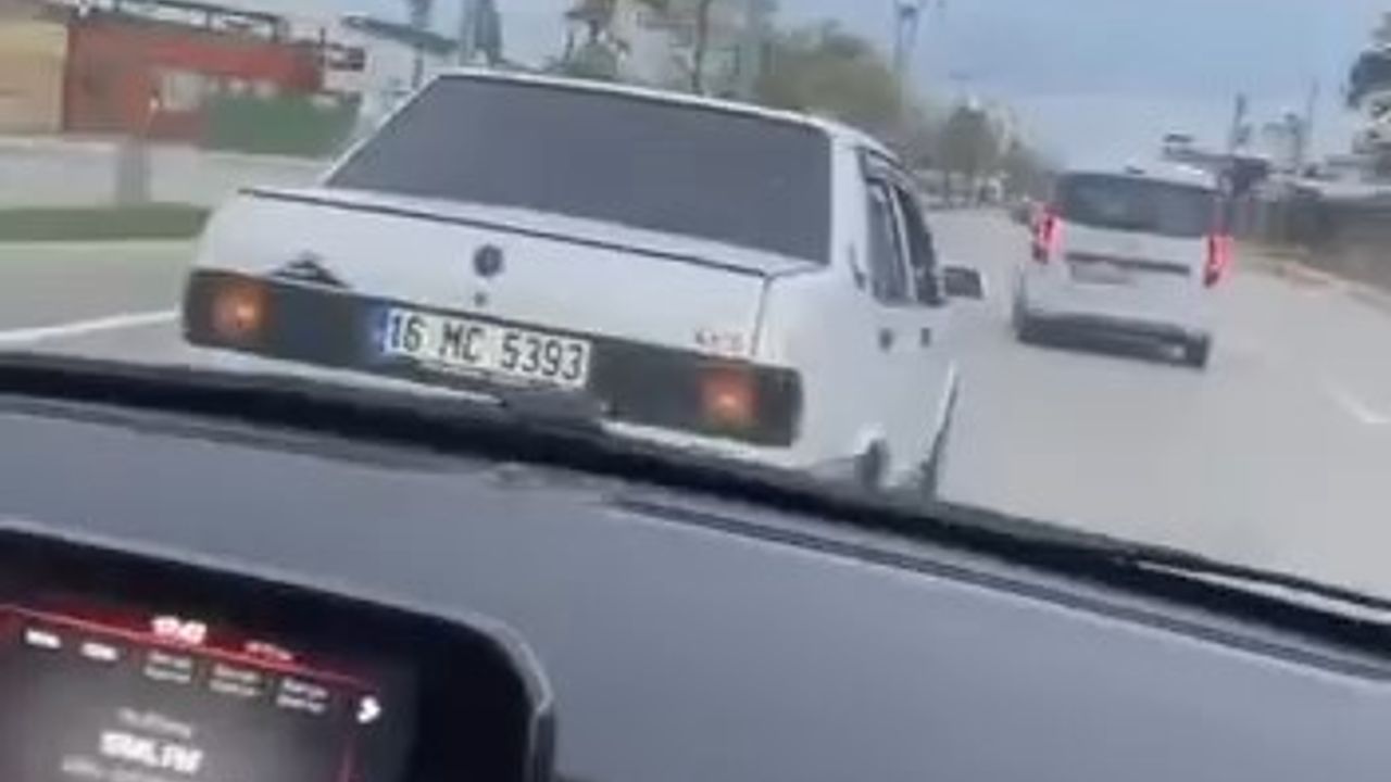 Bursa’da sürücü kavgası: Otomobilin önünü kesme anı kamerada
