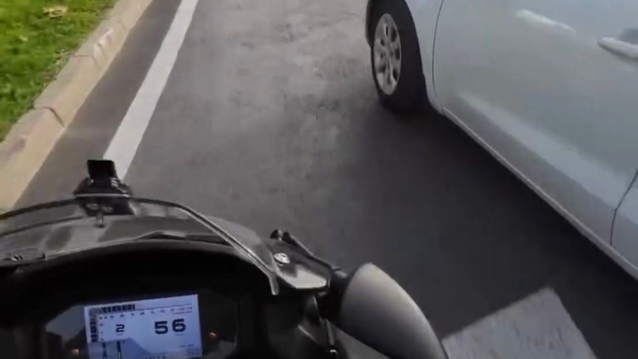 Bursa'da otomobil sürücüsü tehlike saçtı, motosiklet sürücüsü aynayı parçaladı