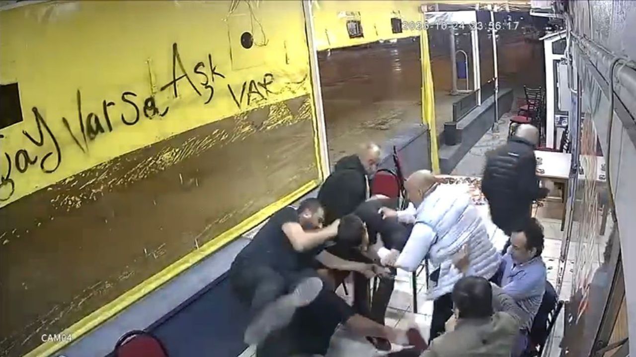 Çay ocağında otururken silahlı saldırıya uğradı: O anlar kamerada