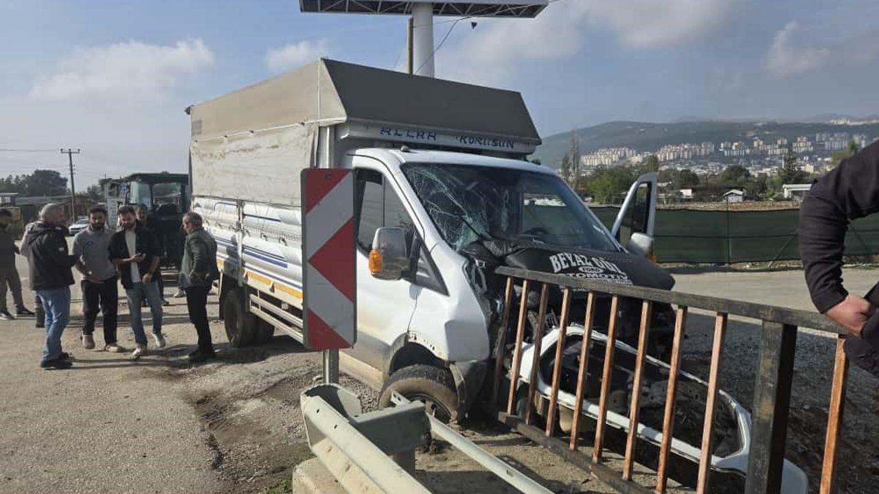 Kontrolden çıkan kamyonet köprü demirlerine saplandı