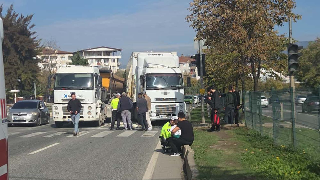 Orhangazi'de faciadan dönüldü: Tırın çarptığı otomobil metrelerce sürüklendi