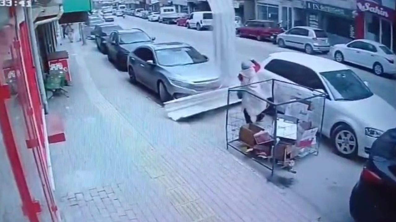 Lodosun Savurduğu Çatıdan Kıl Payı Kurtuldu