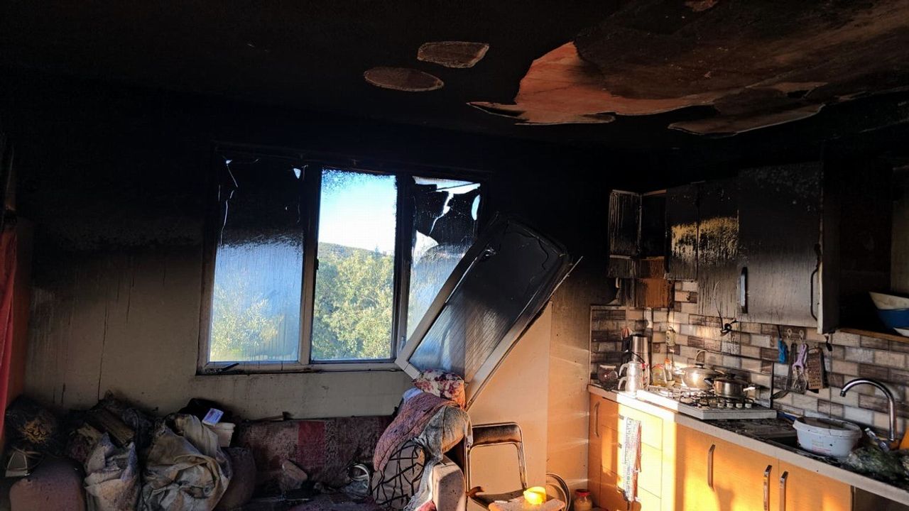 Bursa'da  alevlere teslim olan mutfak küle döndü