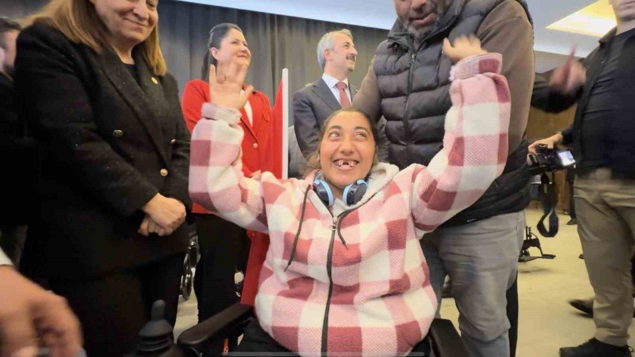 Akülü sandalyeye kavuşan vatandaşlar sevinçten ağladı