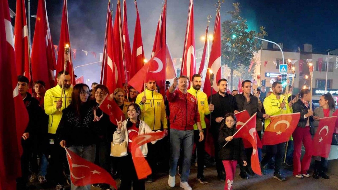 Bahçelievler’de 102 metrelik bayrakla Cumhuriyet coşkusu