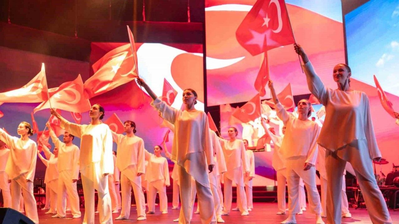 Bahçeşehir Koleji öğrencileri Cumhuriyet için sahne aldı