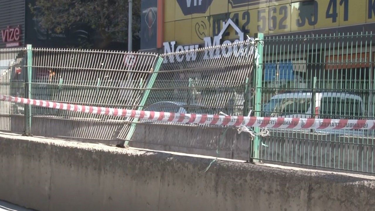 Bayrampaşa’da kamyon tramvay hattının demir korkuluklarına çarptı