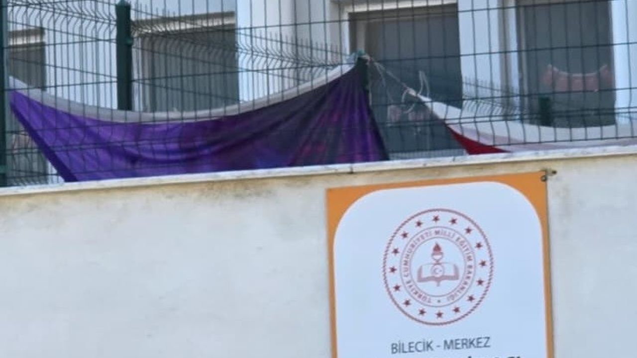 Bilecik’te özel okulda Türk bayrağının yerde sürünmesine tepki