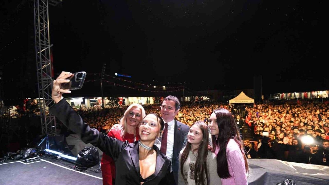 Bursa’da Zeynep Bastık’la Cumhuriyet coşkusu