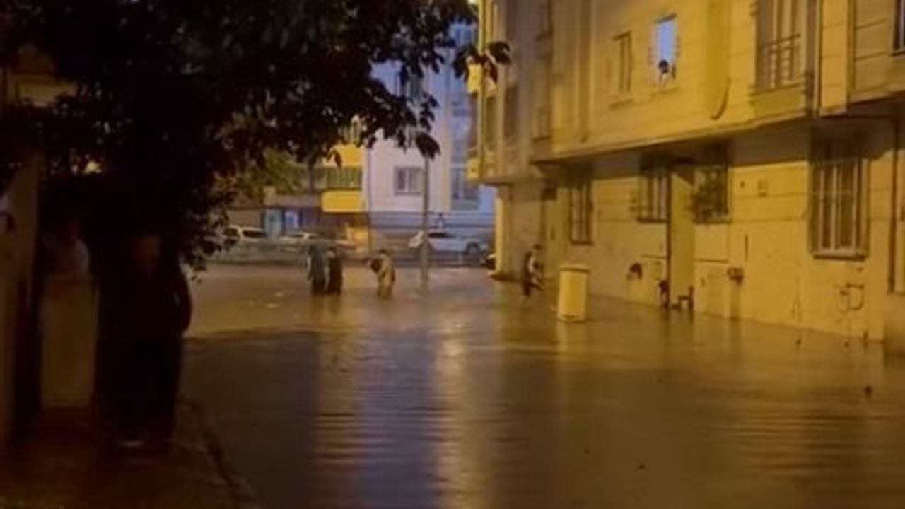 Esenyurt’u sağanak vurdu: Yollar göle döndü, evleri su bastı