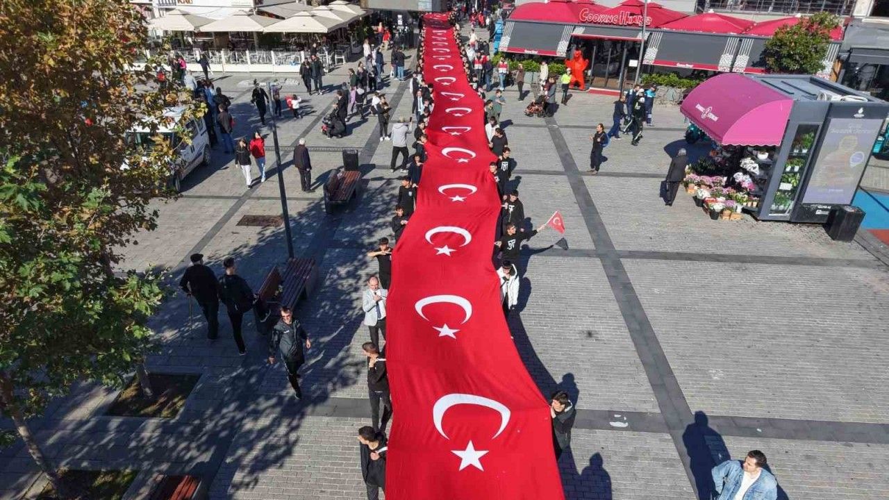 Pendik’te 102 metrelik Türk bayrağıyla Cumhuriyet kutlaması havadan görüntülendi