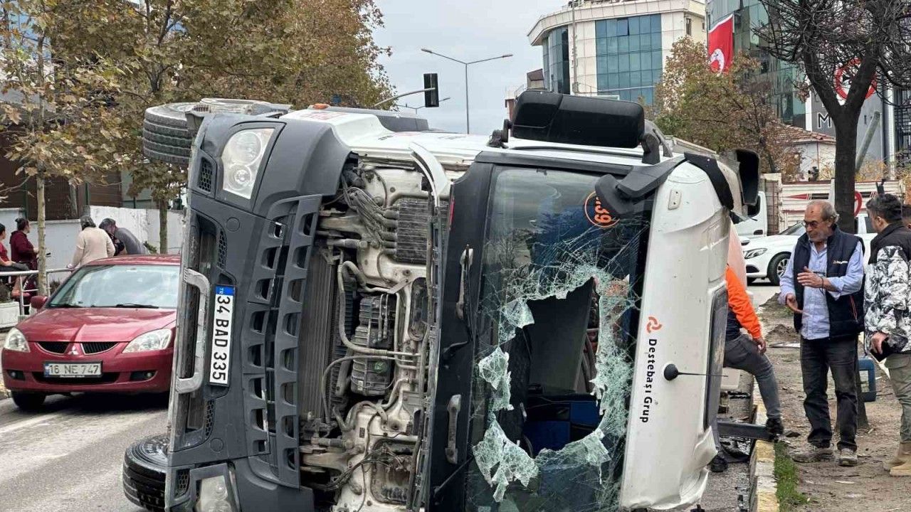 Sancaktepe’de beton mikseri devrildi: 1 yaralı