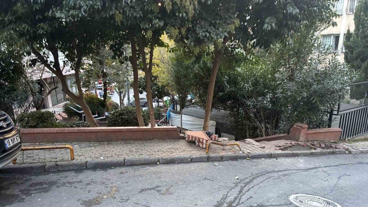 Şişli’de kontrolden çıkan otomobil duvara çarptı