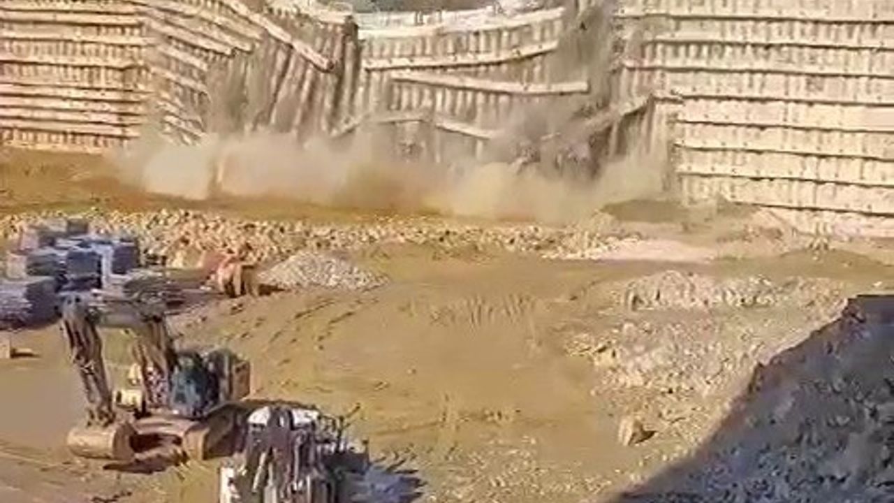 Ümraniye’de yol çöktü: O anlar kamerada