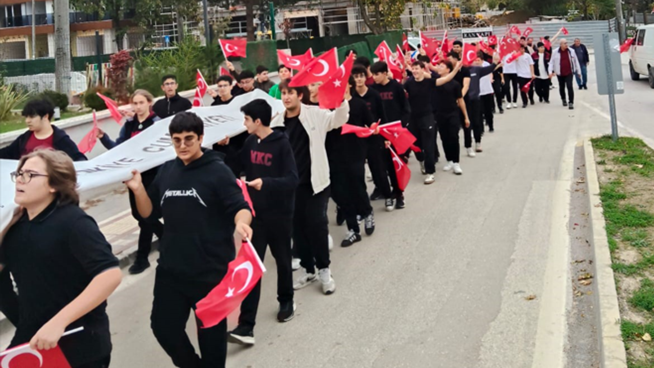 Bursa’da Öğrencilerden 102. Yıla Anlamlı Koreografi