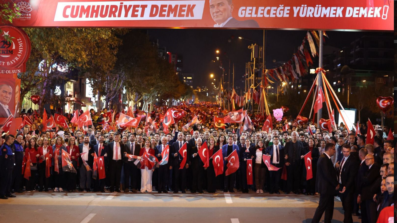 Bursa'da onbinlerce kişi Cumhuriyet coşkusuna ortak oldu