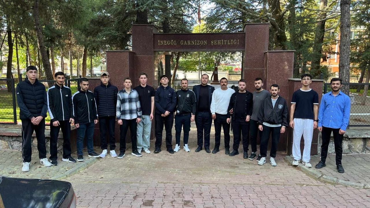 Ertuğrulgazi'nin gençleri şehitliği temizledi