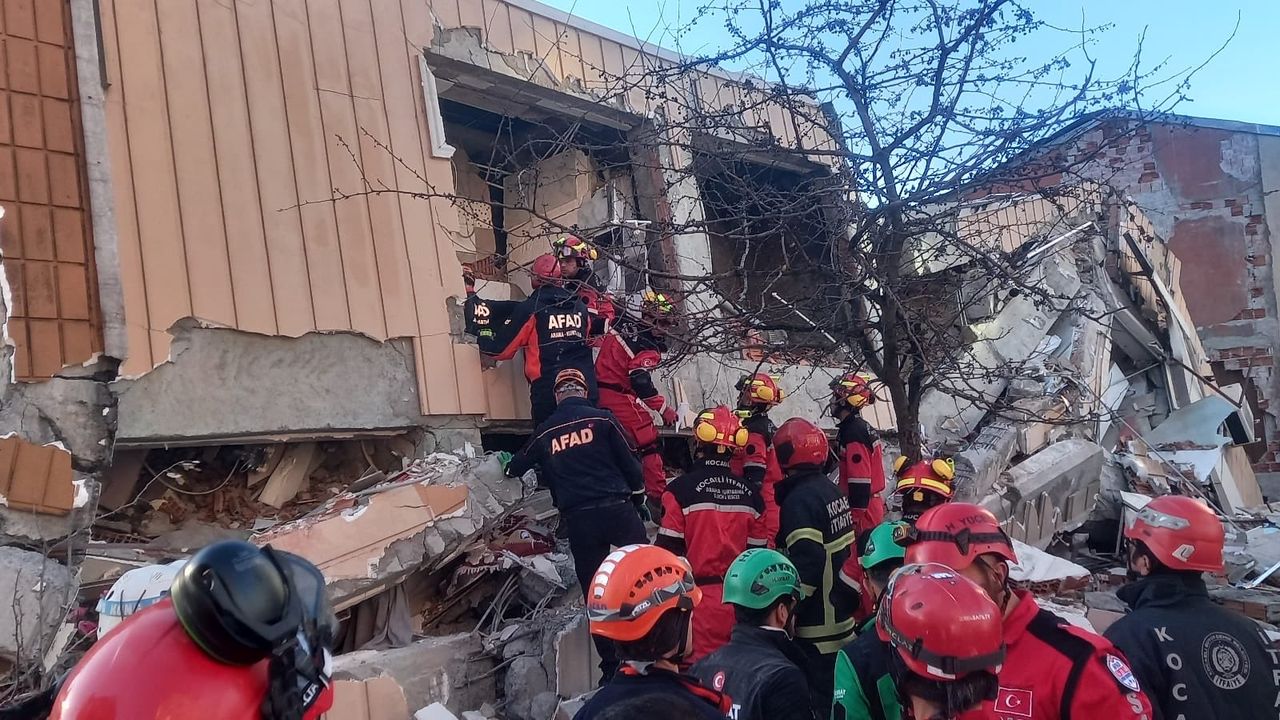 Gebze'de 7 katlı bina çöktü! Bakan Yerlikaya açıkladı: Enkaz altında kalanlar var